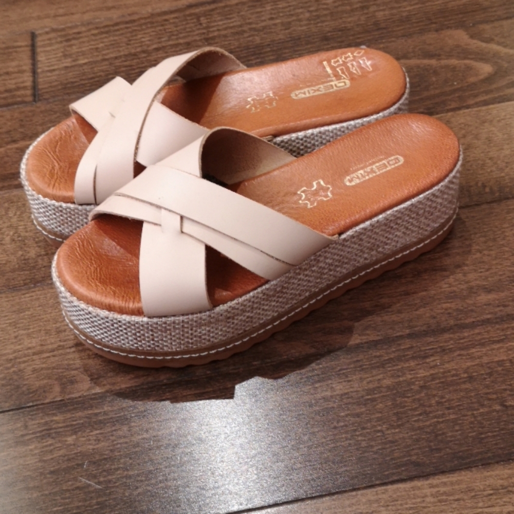 Woven leather platform sandals with leather insole
